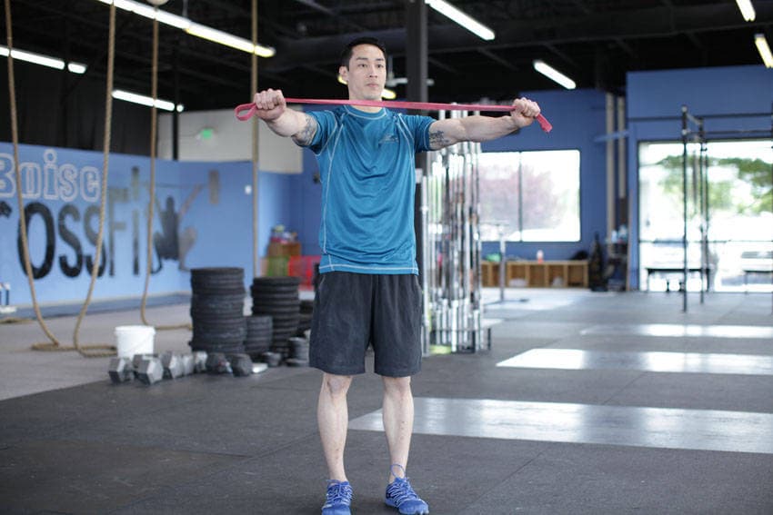 Band pull apart — posição inicial