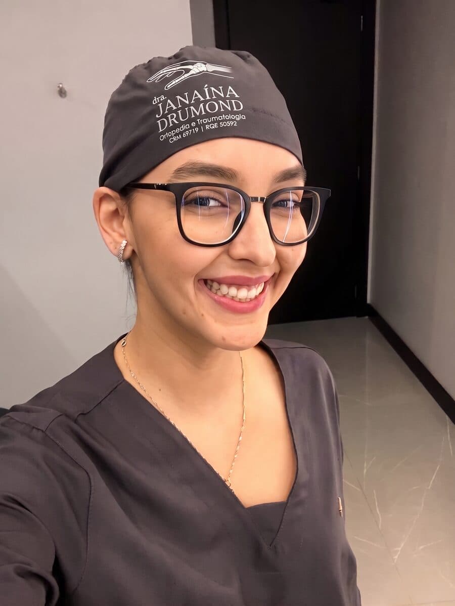 Dra. Janaína Drumond, médica ortopedista, de pijama cirúrgico